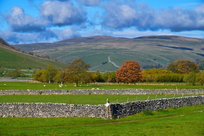 VIEW-FROM-CONISTONE-VILLAGE-TO-KILNSEY-CRAG-LP00132
